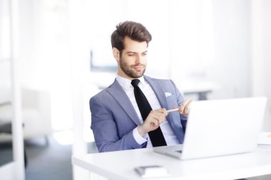 Yeni projede çalışan iş işadamı. 