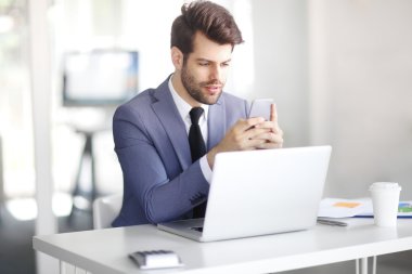 Cep telefonu kullanan iş adamı 