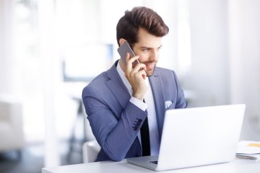 Cep telefonu kullanan iş adamı 