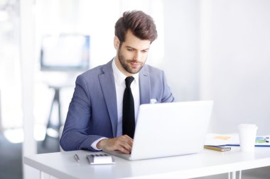 Yeni projede çalışan iş işadamı. 