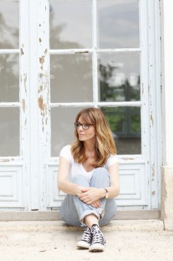 Orta gülümseyerek oturan kadın yaşlı 