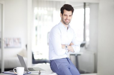 Mali Yardımcısı adam ayakta