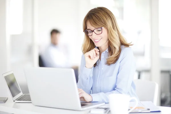 Businesswoman using her laptop — Stock Photo, Image