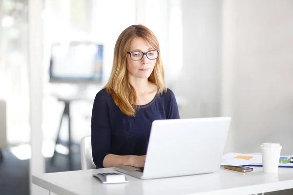 Berufstätige Frau sitzt — Stockfoto