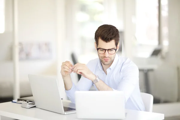 Homem profissional trabalhando no laptop — Fotografia de Stock