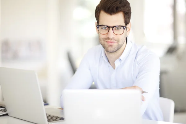 Homem profissional criativo trabalhando — Fotografia de Stock