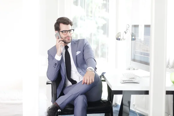 Young businessman making call — Stock Photo, Image