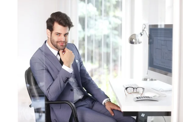 Financial manager sitting at desk — Stock Photo, Image