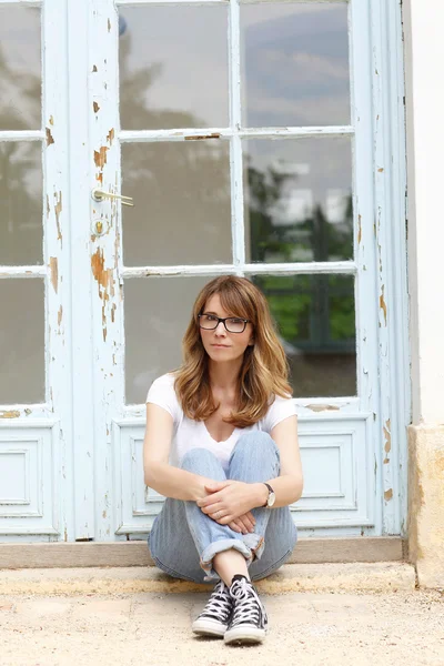 Smiling middle aged woman sitting — Stock Photo, Image