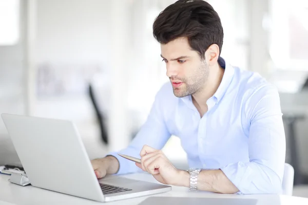 Sales man  typing on keyboard — Stock Photo, Image