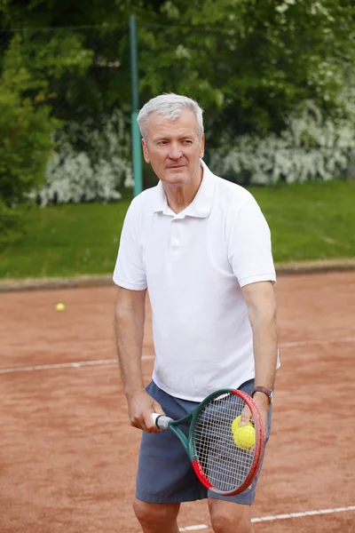 Tennis-spelare servering tennisboll. — Stockfoto