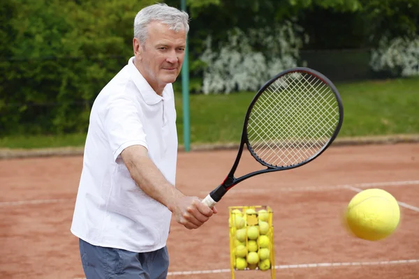 Tränare servering tennisboll — Stockfoto