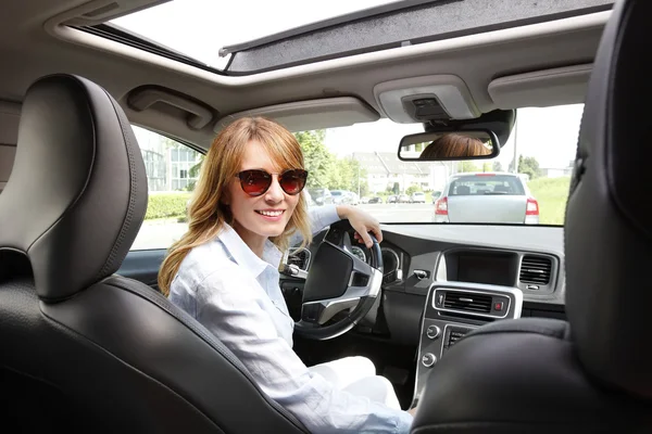 Middelste leeftijd vrouw rijdende auto — Stockfoto