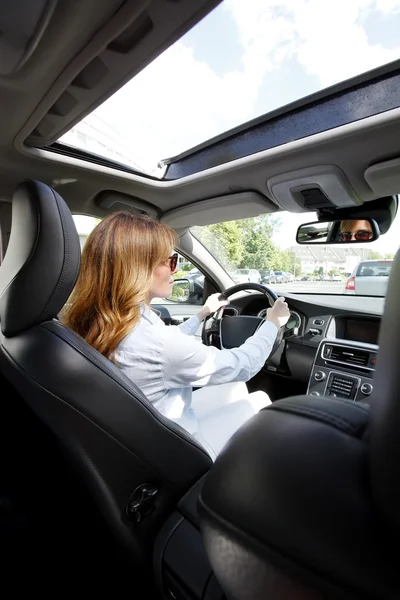 Vrouw veilig rijden — Stockfoto