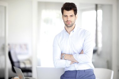 gülümseyen yakışıklı işadamı