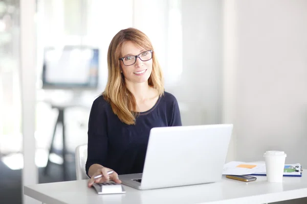 Berufstätige Frau sitzt — Stockfoto