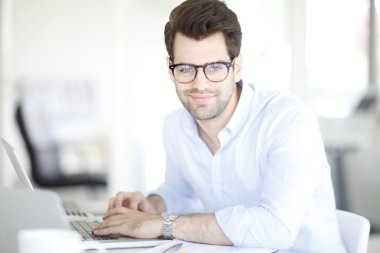 dizüstü bilgisayarda çalışan profesyonel adam