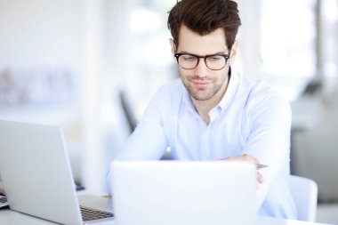 işadamı Online dizüstü bilgisayarlarda çalışma.