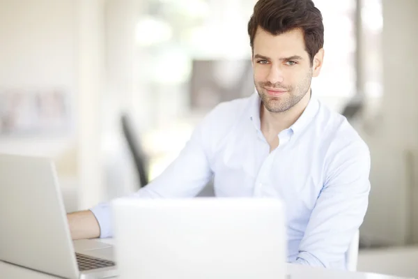 앉아있는 동안 노트북에서 작업 하는 남자 — 스톡 사진