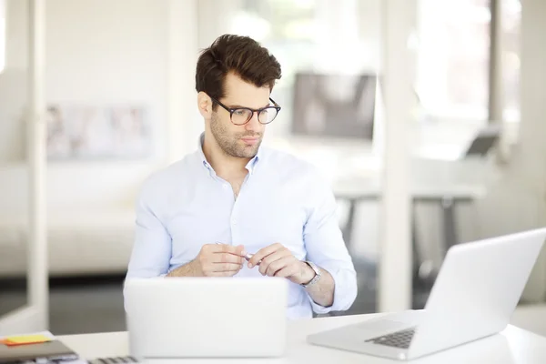 Zakenman werkt aan laptop — Stockfoto