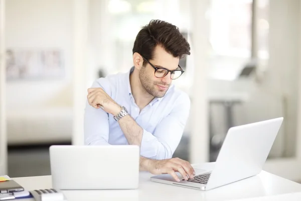 Jonge professional zit aan Bureau — Stockfoto