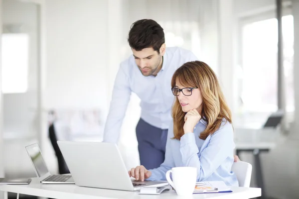 Manager and her male assistant working — Stock Photo, Image