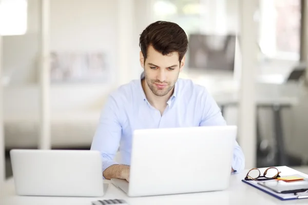 Man aan het werk op laptops zittend — Stockfoto