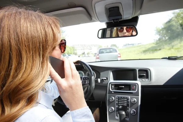 Föraren talar i mobiltelefon — Stockfoto