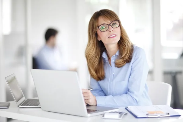 Professionele vrouw met laptop — Stockfoto