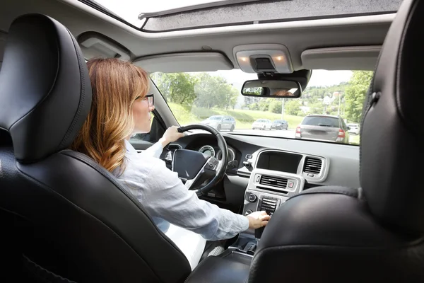 Vrouw in een auto. — Stockfoto