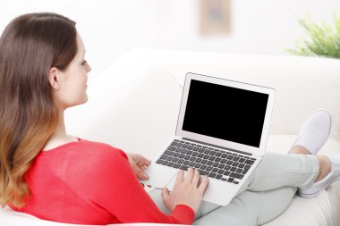 onu laptop kullanan kadın