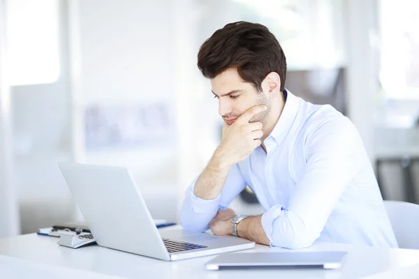 Uomo d'affari che lavora su laptop. — Foto Stock