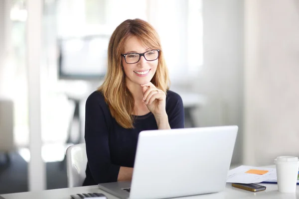 Bürokauffrau arbeitet am Laptop — Stockfoto