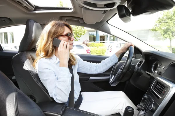 Řidič, hovoří její mobilní telefon — Stock fotografie