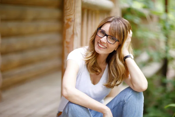 Mujer relajante mientras está sentado — Foto de Stock