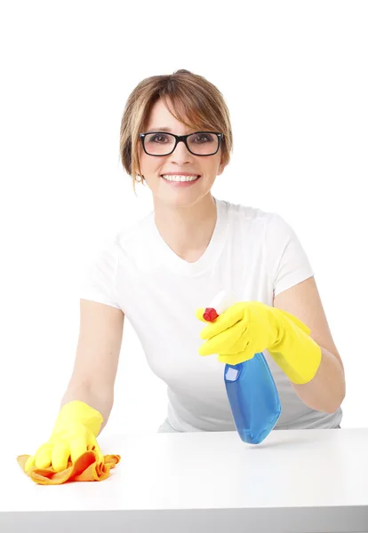 Hausfrau versprüht den Reiniger — Stockfoto