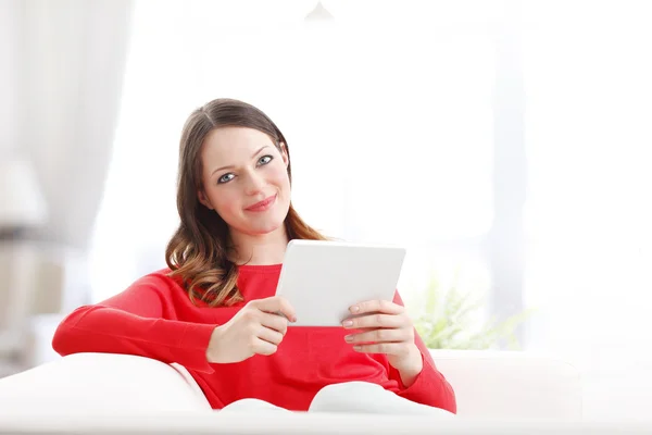 Frau nutzt digitales Tablet — Stockfoto