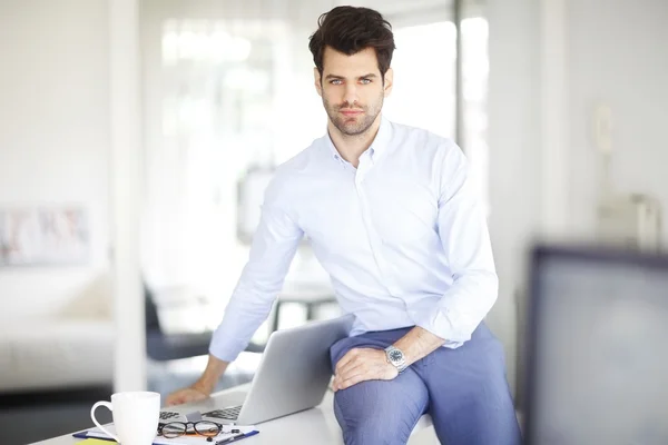 Biznesmen siedzi podczas pracy laptopa. — Zdjęcie stockowe