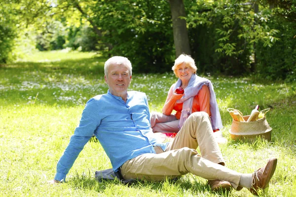 Man zit in gras — Stockfoto