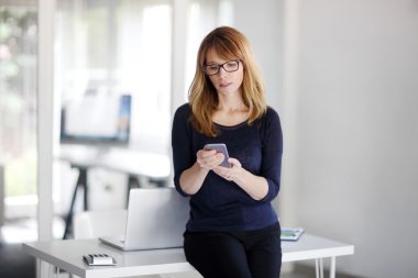  Cep telefonunu kullanan kadın.