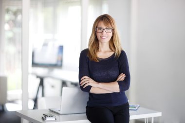  executive iş kadını ayakta