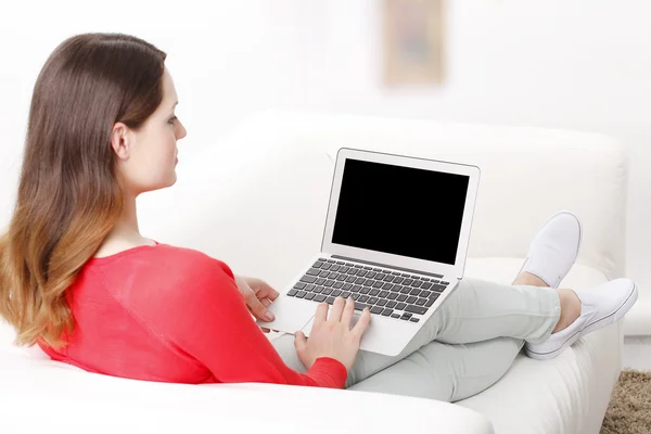 Vrouw met behulp van haar laptop — Stockfoto