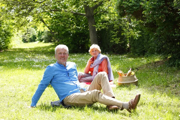 Man zit in gras — Stockfoto