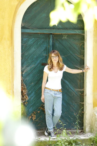 Kapının önünde duran kadın — Stok fotoğraf