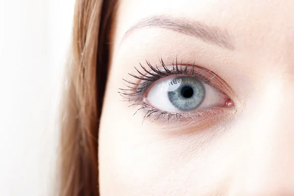 Olho azul da jovem mulher — Fotografia de Stock