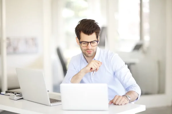 Zakenman werkt online op laptop. — Stockfoto