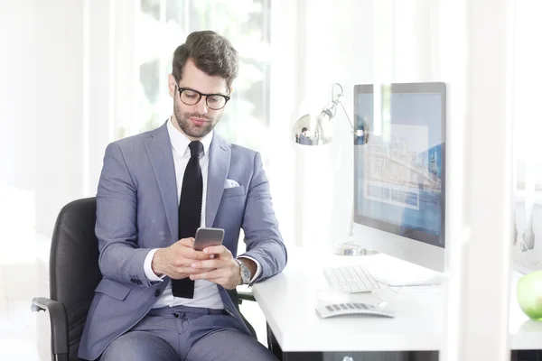 Manager finanziario utilizzando il suo telefono cellulare — Foto Stock