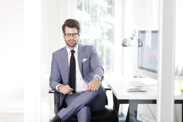 Financial manager sitting in  office — Stock Photo, Image