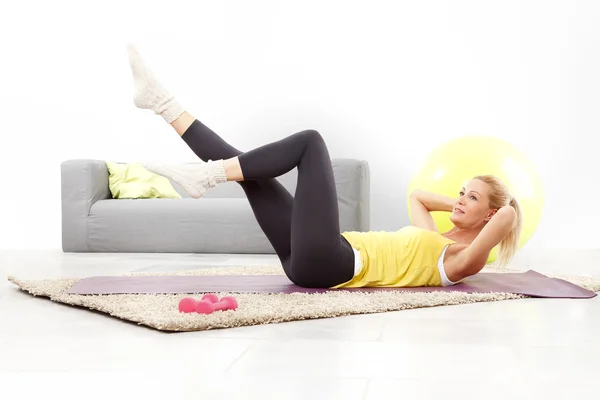 Mujer haciendo ejercicio — Foto de Stock