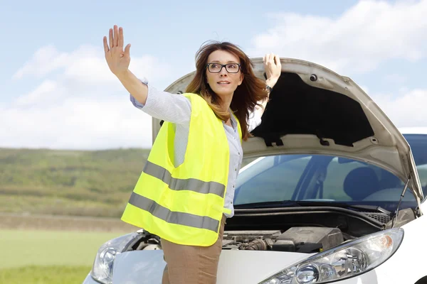 Mujer de pie junto a su coche roto —  Fotos de Stock